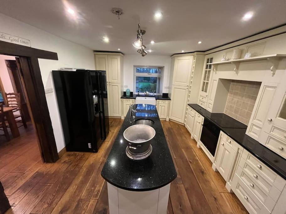 Brownhills Villa Eaton  ภายนอก รูปภาพ