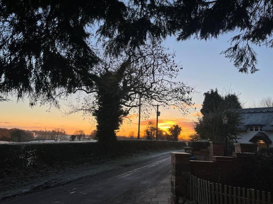 Brownhills Villa Eaton  ภายนอก รูปภาพ