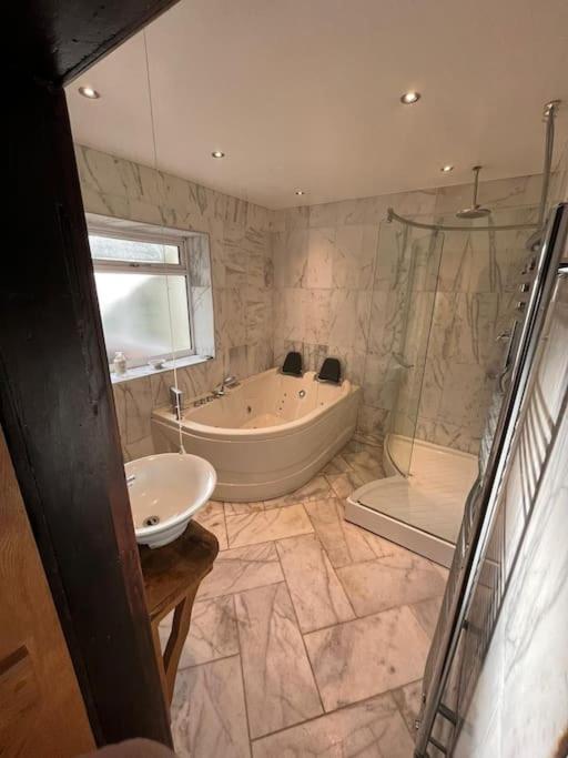 Brownhills Villa Eaton  ภายนอก รูปภาพ