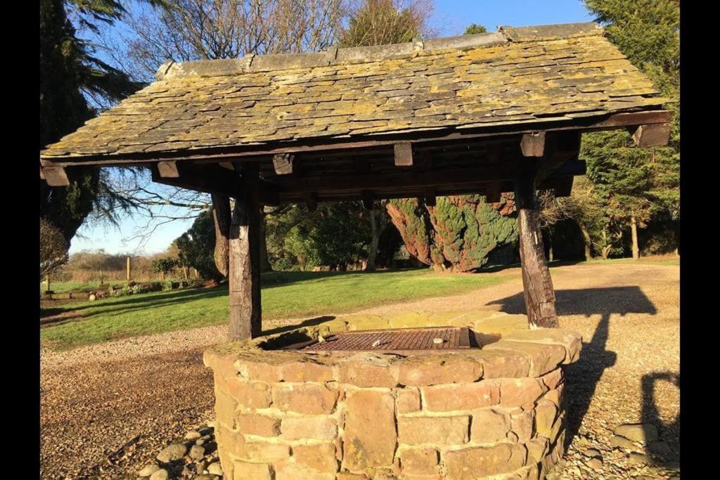 Brownhills Villa Eaton  ภายนอก รูปภาพ