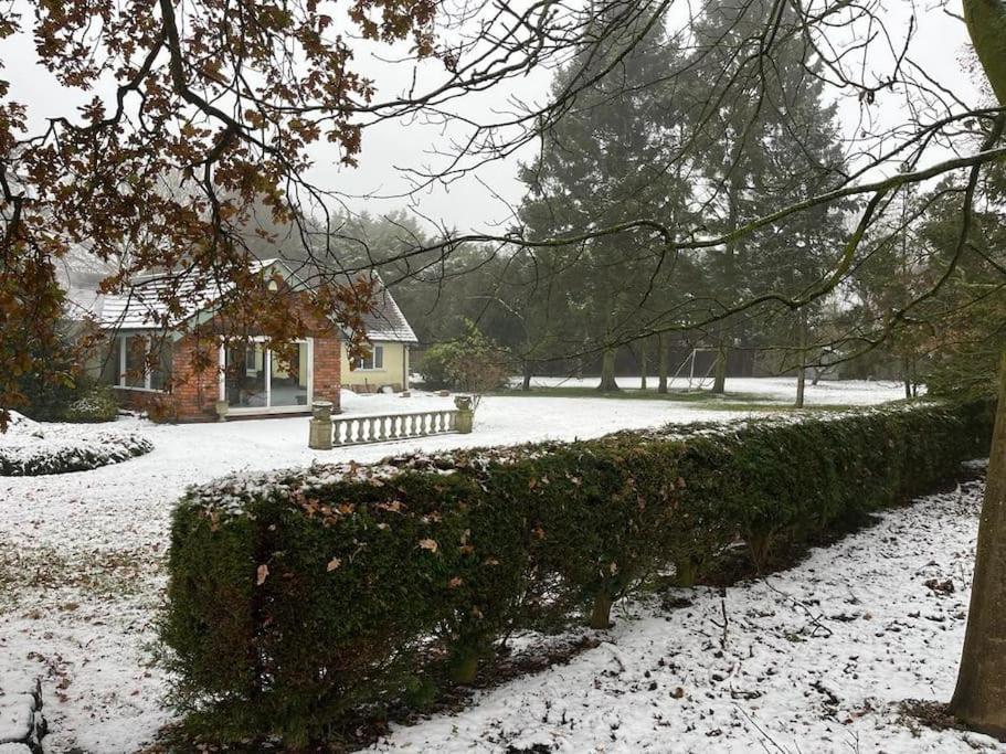 Brownhills Villa Eaton  ภายนอก รูปภาพ