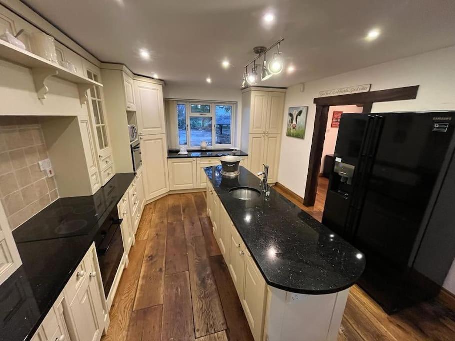 Brownhills Villa Eaton  ภายนอก รูปภาพ